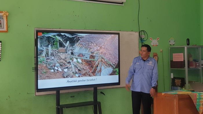 Kemdikdasmen telah menyalurkan smartboard ke sejumlah sekolah termasuk SDN 3 Sudagaran, Kabupaten Banyumas, Jawa Tengah