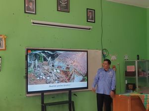 Satu Smartboard untuk Enam Kelas, Kisah Digitalisasi Pendidikan di Daerah