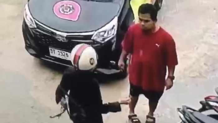 Sopir taksi online (bajur merah) cekcok hingga menonjok pemotor wanita di Kendari.
