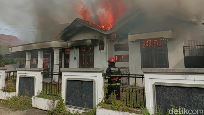 Studio foto yang berada di Jalan Kelapa Gading Ulak Karang Padang, hangus terbakar. (Foto: Jeka Kampai/detikSumut).