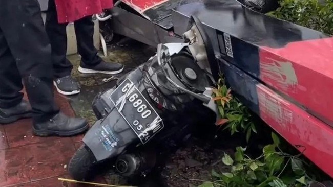 Jakarta Dilanda Hujan Angin Kencang, Mobil Jadi Korban Pohon Tumbang