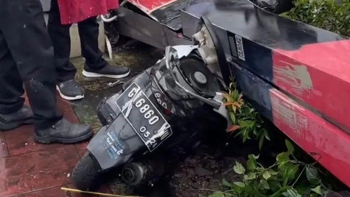 Tangkapan layar sebuah papan reklame restoran di Jalan Pesanggrahan Meruya Utara, Kembangan, Jakarta Barat yang tumbang dan menimpa sejumlah kendaraan roda dua maupun roda empat, Sabtu (14/6/2025).