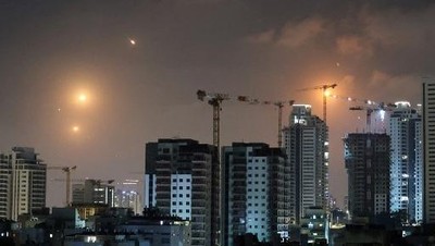 Kilatan Rudal di Langit Malam Tel Aviv Saat Iran Balas Israel