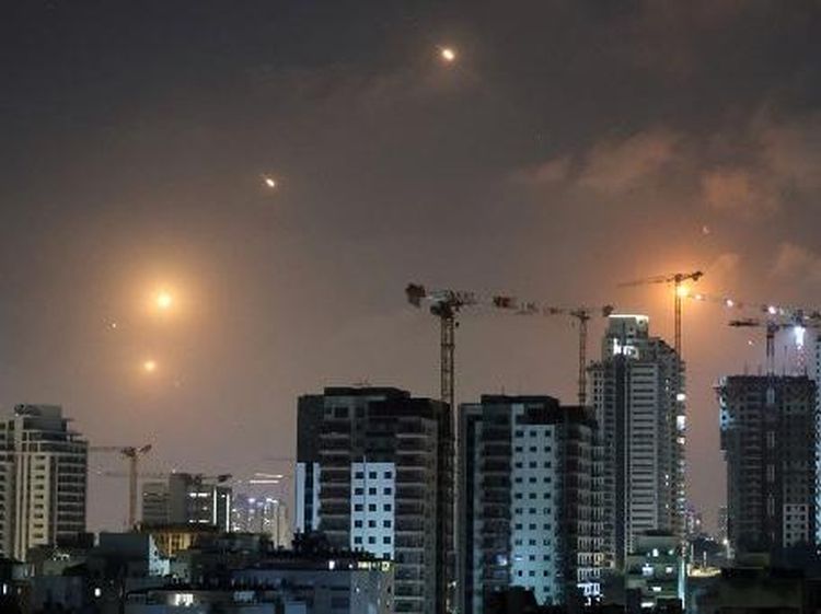 Kilatan Rudal di Langit Malam Tel Aviv Saat Iran Balas Israel