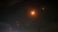 Foto: Intensitas serangan rudal Iran terus meningkat pada malam hari. Kota Tel Aviv dan Yerusalem di Israel menjadi dua sasaran kiriman rudal Negeri Persia (AFP/AHMAD GHARABLI)