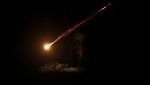 Kilatan Rudal di Langit Malam Tel Aviv Saat Iran Balas Israel