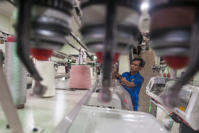 Pekerja menyelesaikan produksi pakaian di kawasan Sentra Industri Rajut Binong Jati, Bandung, Jawa Barat, Sabtu (14/6/2025). Asosiasi Produsen Serat dan Benang Filament Indonesia (Apsyfi) mendorong pemerintah untuk menetapkan bea masuk anti-dumping (BMAD) sebesar 20% terhadap produk benang filamen impor untuk mengatasi dampak dari praktik dumping, sehingga kembali menguatkan daya saing dan kapasitas produksi industri tekstil nasional dari hulu hingga hilir. ANTARA FOTO/Novrian Arbi/YU