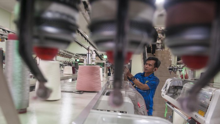 Pekerja menyelesaikan produksi pakaian di kawasan Sentra Industri Rajut Binong Jati, Bandung, Jawa Barat, Sabtu (14/6/2025). Asosiasi Produsen Serat dan Benang Filament Indonesia (Apsyfi) mendorong pemerintah untuk menetapkan bea masuk anti-dumping (BMAD) sebesar 20% terhadap produk benang filamen impor untuk mengatasi dampak dari praktik dumping, sehingga kembali menguatkan daya saing dan kapasitas produksi industri tekstil nasional dari hulu hingga hilir.  ANTARA FOTO/Novrian Arbi/YU