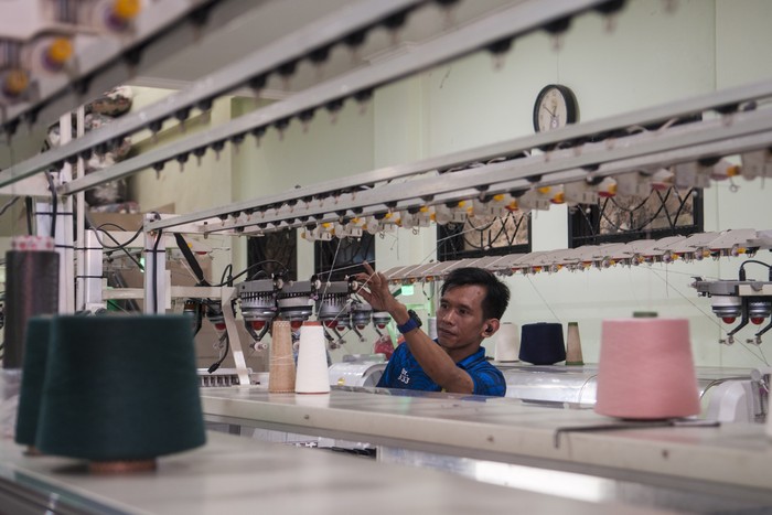 Pekerja menyelesaikan produksi pakaian di kawasan Sentra Industri Rajut Binong Jati, Bandung, Jawa Barat, Sabtu (14/6/2025). Asosiasi Produsen Serat dan Benang Filament Indonesia (Apsyfi) mendorong pemerintah untuk menetapkan bea masuk anti-dumping (BMAD) sebesar 20% terhadap produk benang filamen impor untuk mengatasi dampak dari praktik dumping, sehingga kembali menguatkan daya saing dan kapasitas produksi industri tekstil nasional dari hulu hingga hilir. ANTARA FOTO/Novrian Arbi/YU