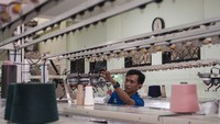 Asosiasi Produsen Serat dan Benang Filament Indonesia (Apsyfi) mendorong pemerintah untuk menetapkan bea masuk anti-dumping (BMAD) sebesar 20% terhadap produk benang filamen impor untuk mengatasi dampak dari praktik dumping, sehingga kembali menguatkan daya saing dan kapasitas produksi industri tekstil nasional dari hulu hingga hilir.  Foto: ANTARA FOTO/NOVRIAN ARBI