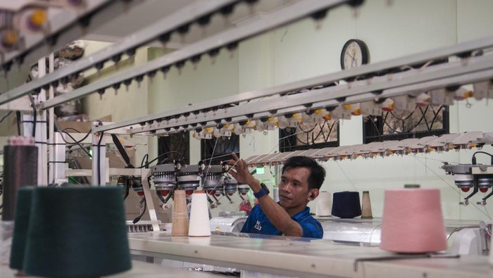 Pekerja menyelesaikan produksi pakaian di kawasan Sentra Industri Rajut Binong Jati, Bandung, Jawa Barat, Sabtu (14/6/2025). Asosiasi Produsen Serat dan Benang Filament Indonesia (Apsyfi) mendorong pemerintah untuk menetapkan bea masuk anti-dumping (BMAD) sebesar 20% terhadap produk benang filamen impor untuk mengatasi dampak dari praktik dumping, sehingga kembali menguatkan daya saing dan kapasitas produksi industri tekstil nasional dari hulu hingga hilir.  ANTARA FOTO/Novrian Arbi/YU
