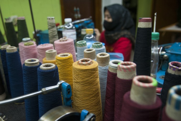 Pekerja menyelesaikan produksi pakaian di kawasan Sentra Industri Rajut Binong Jati, Bandung, Jawa Barat, Sabtu (14/6/2025). Asosiasi Produsen Serat dan Benang Filament Indonesia (Apsyfi) mendorong pemerintah untuk menetapkan bea masuk anti-dumping (BMAD) sebesar 20% terhadap produk benang filamen impor untuk mengatasi dampak dari praktik dumping, sehingga kembali menguatkan daya saing dan kapasitas produksi industri tekstil nasional dari hulu hingga hilir.  ANTARA FOTO/Novrian Arbi/YU