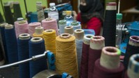 Pekerja menyelesaikan produksi pakaian di kawasan Sentra Industri Rajut Binong Jati, Bandung, Jawa Barat, Sabtu (14/6/2025). Foto: ANTARA FOTO/NOVRIAN ARBI