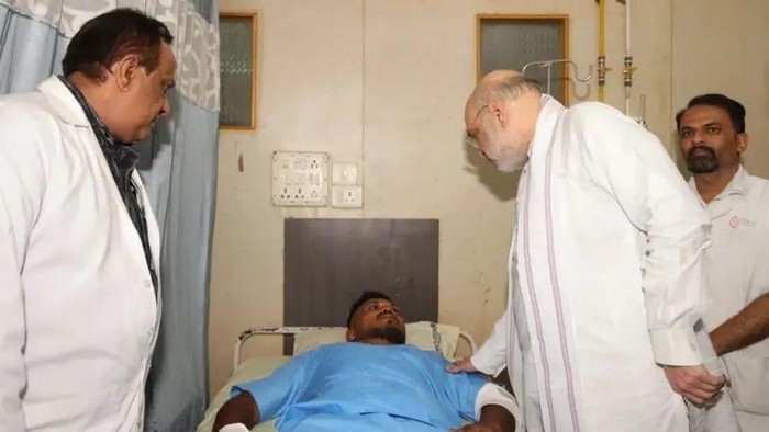 Vishwashkumar Ramesh, warga negara Britania yang menjadi satu-satunya korban selamat, terbaring di rumah sakit. Menteri Dalam Negeri India, Amit Shah, menjenguknya. (PA MEDIA)