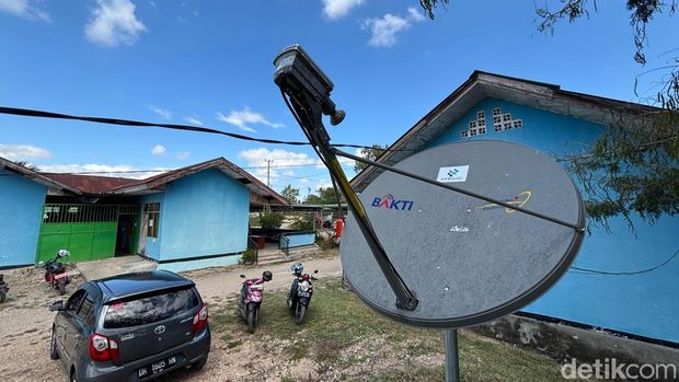 Perangkat VSAT Bakti Komdigi di Puskesmas Camplong, Kabupaten Kupang.