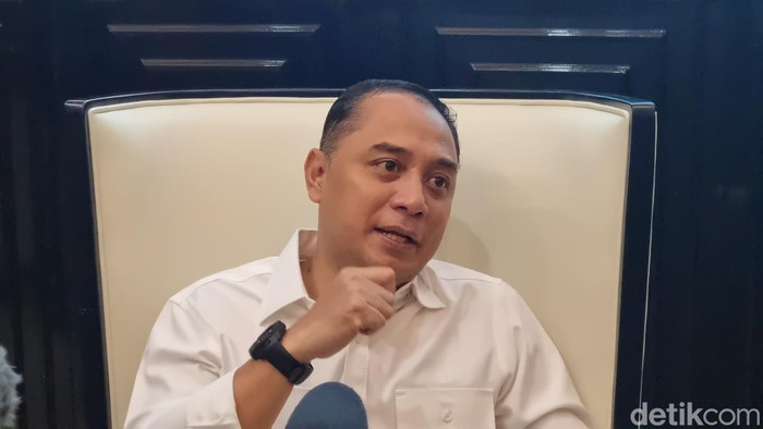 Wali Kota Surabaya Eri Cahyadi di ruang kerjanya.
