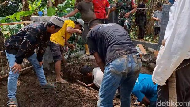 Warga gotong royong memindahkan makam di area pergerakan tanah di Purwakarta