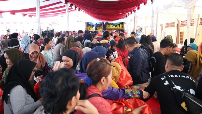 Warga saat menyerbu bazar murah di Taman Bhaypark Polda Babel