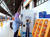 Penumpang Kini Bisa Isi Ulang Air Minum Gratis di 45 Stasiun Jarak Jauh!