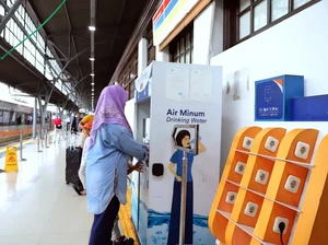 Penumpang Kini Bisa Isi Ulang Air Minum Gratis di 45 Stasiun Jarak Jauh!