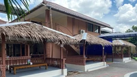 Punya rating tinggi di Google, ini Saung Engkong di Jalan A. Damyati Nomor 11, Sukarasa. Banyak pelanggan memuji suasana dan menu Sunda enak di sini, seperti gurame bakar spesial, pepes ikan peda, sampai karedok. Foto: Cinthia C.
