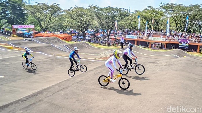 Aksi Adu Cepat di Latber Jabar BMX Race Galuh di Sirkuit Cigembor Ciamis