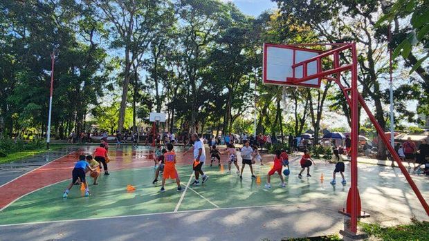 Anak-anak berolahraga di fasilitas Lapangan Alit Saputra