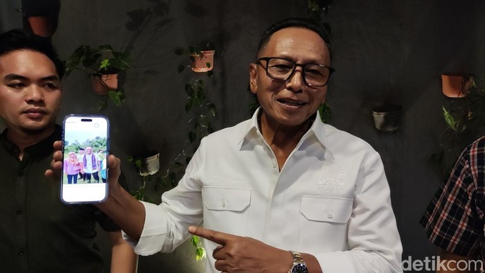 Anggota DPR RI Totok Daryanto menunjukkan foto saat ertemu transmigran asal Kabupaten Sleman di lokasi transmigrasi daerah Konawe Selatan, Minggu (15/6/2025).