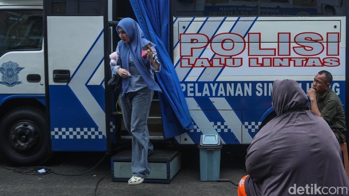 Suasana Minggu pagi di kawasan Buaran, Jakarta Timur, tampak lebih ramai dari biasanya. Puluhan warga tampak mengantre rapi di depan mobil pelayanan SIM keliling, Minggu (15/6/2025), demi memperpanjang masa berlaku Surat Izin Mengemudi (SIM).