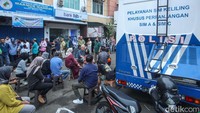 Bagi sebagian warga, menunggu lebih lama dianggap lebih baik ketimbang harus membuat SIM baru dari awal jika terlambat memperpanjang. Sesuai dengan PP Nomor 60 Tahun 2016 tentang Penerimaan Negara Bukan Pajak, biaya perpanjangan SIM A dikenakan Rp 80 ribu, dan SIM C Rp 75 ribu.