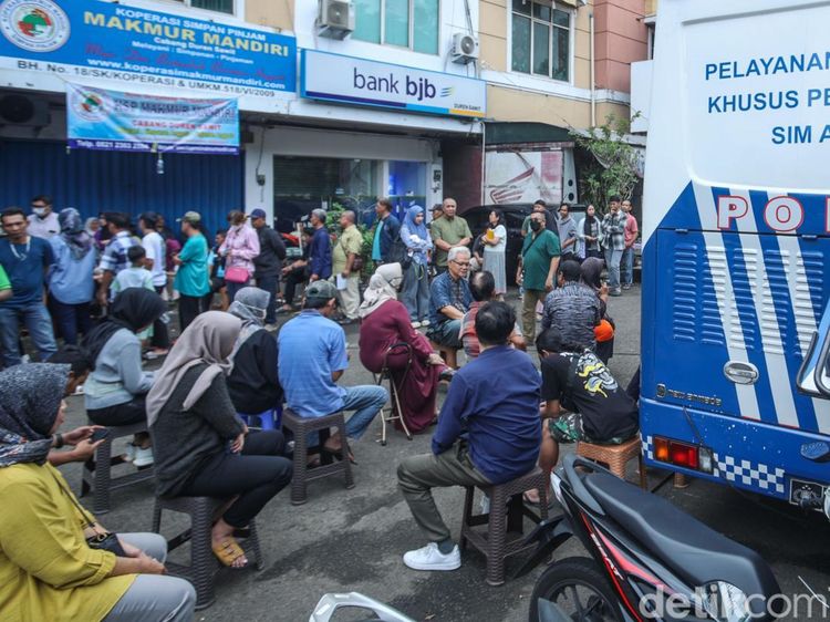 Antrean Mengular di Buaran! Warga Serbu SIM Keliling di Hari Libur