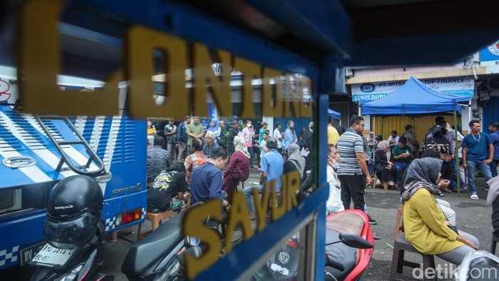 Antrean Mengular di Buaran! Warga Serbu SIM Keliling di Hari Libur Suasana Minggu pagi di kawasan Buaran, Jakarta Timur, tampak lebih ramai dari biasanya. Puluhan warga tampak mengantre rapi di depan mobil pelayanan SIM keliling, Minggu (15/6/2025), demi memperpanjang masa berlaku Surat Izin Mengemudi (SIM).