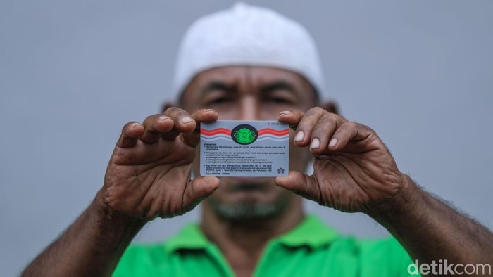 Suasana Minggu pagi di kawasan Buaran, Jakarta Timur, tampak lebih ramai dari biasanya. Puluhan warga tampak mengantre rapi di depan mobil pelayanan SIM keliling, Minggu (15/6/2025), demi memperpanjang masa berlaku Surat Izin Mengemudi (SIM).