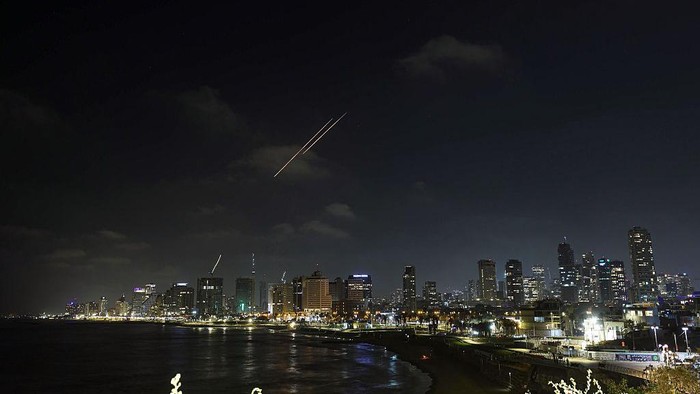 Asap mengepul dari kawasan permukiman setelah tentara Iran melancarkan serangan balasan, yang dilaporkan menembakkan ratusan rudal balistik ke Israel menyusul serangan Israel di berbagai kota di Iran, pada 13 Juni 2025 di Tel Aviv, Israel. (Foto oleh Saeed Qaq/Anadolu via Getty Images)