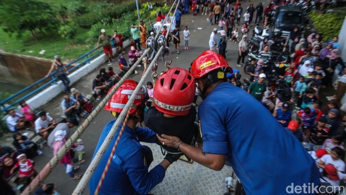Teriakan riang anak-anak menggema di sekitar Banjir Kanal Timur (BKT), Jakarta Timur, Minggu pagi (15/6/2025). Bukan karena festival musik atau pertunjukan boneka, melainkan keseruan mencoba flying fox gratis buatan petugas Pemadam Kebakaran (Damkar) Sektor Duren Sawit dalam rangka kegiatan tahunan Dursa Vaganza.