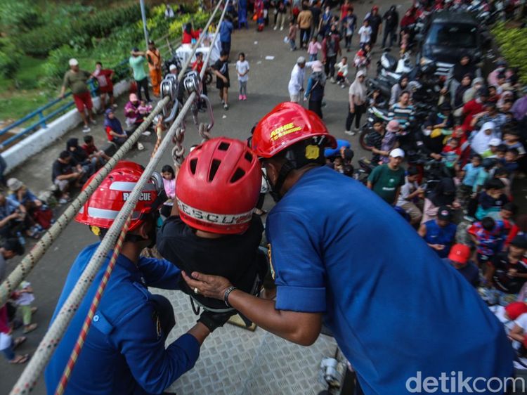 Asyiknya Bermain Flying Fox Bareng Damkar di BKT, Anak-Anak Antre Seru!