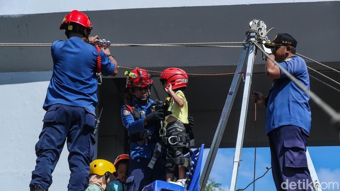 Teriakan riang anak-anak menggema di sekitar Banjir Kanal Timur (BKT), Jakarta Timur, Minggu pagi (15/6/2025). Bukan karena festival musik atau pertunjukan boneka, melainkan keseruan mencoba flying fox gratis buatan petugas Pemadam Kebakaran (Damkar) Sektor Duren Sawit dalam rangka kegiatan tahunan Dursa Vaganza.