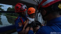 Flying fox ini hanyalah satu dari rangkaian hiburan dalam gelaran Dursa Vaganza yang menjadi wadah bagi pelaku UMKM lokal di Duren Sawit untuk unjuk produk. Namun, atraksi flying fox inilah yang tampaknya paling menyedot perhatian dan menghadirkan suasana berbeda di tengah hiruk-pikuk pameran.