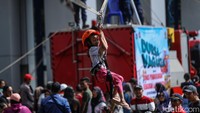 Arena flying fox yang dipasang melintang di atas jalur pejalan kaki itu sontak jadi magnet bagi ratusan anak.