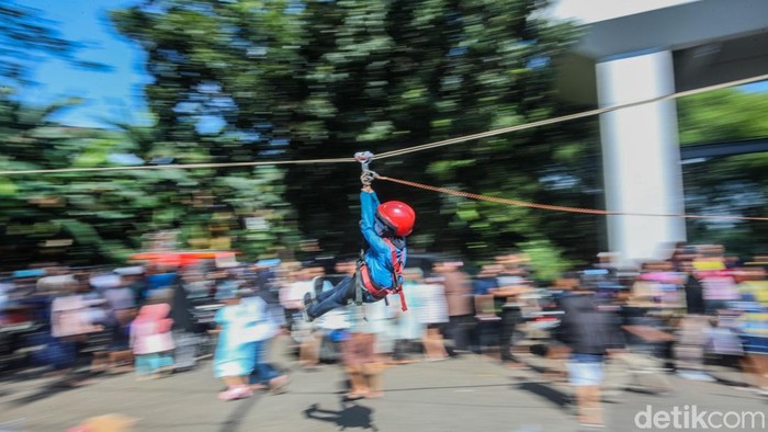Asyiknya Bermain Flying Fox Bareng Damkar di BKT, Anak-Anak Antre Seru! Teriakan riang anak-anak menggema di sekitar Banjir Kanal Timur (BKT), Jakarta Timur, Minggu pagi (15/6/2025). Bukan karena festival musik atau pertunjukan boneka, melainkan keseruan mencoba flying fox gratis buatan petugas Pemadam Kebakaran (Damkar) Sektor Duren Sawit dalam rangka kegiatan tahunan Dursa Vaganza.