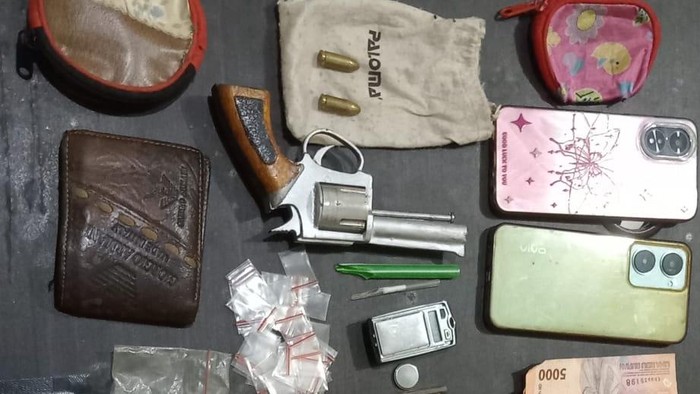 Barnag bukti sabu dan senpira yang diamankan polisi dari IRT di Banyuasin
