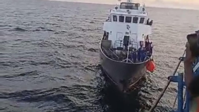 Proses pencarian korban penumpang KM Sabuk Nusantara 91 yang melompat ke laut di perairan Sumenep