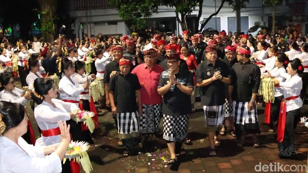 Bupati Sanjaya saat disambut tarian dalam FESTA 2025