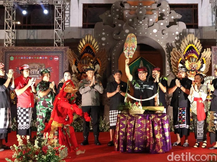 Bupati Tabanan, I Komang Gede Sanjaya saat membuka FESTA 2025 di Gedung Kesenian I Ketut Marya, Sabtu (14/6/2025) malam.