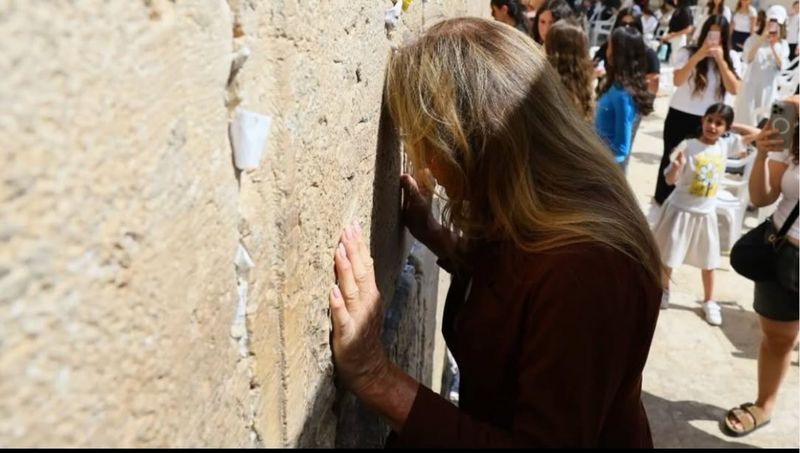 Caitlyn Jenner terjebak di Tel Aviv, Israel.