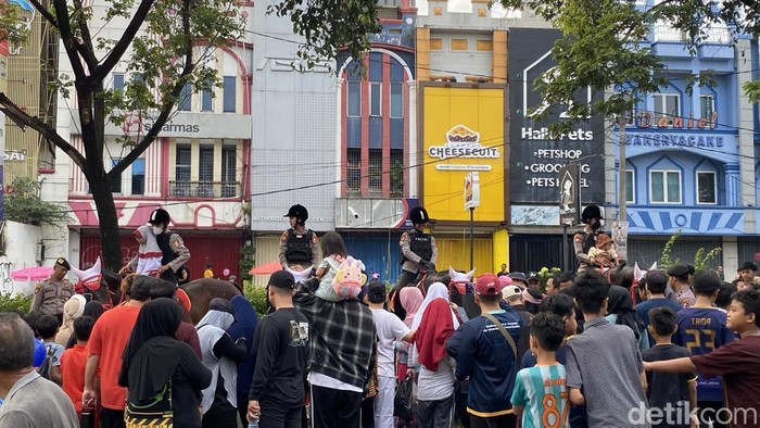 Car free day (CFD) di Jalan Margonda Raya, Depok, dipadati warga yang berolahraga. Terlihat juga ada polisi berkuda menjadi sasaran selfie warga. (Devi/detikcom).