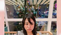 Mampir ke sebuah kafe, ia pesan minuman yang disajikan di wadah berbentuk bebek. Lengkap dengan menu sate kulit. Foto: Instagram @chikitameidy