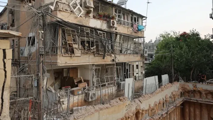 Dampak serangan Iran ke Kota Bam Yat Israel (Jack Guez/AFP) Dampak serangan Iran ke Kota Bam Yat Israel (Jack Guez/AFP)