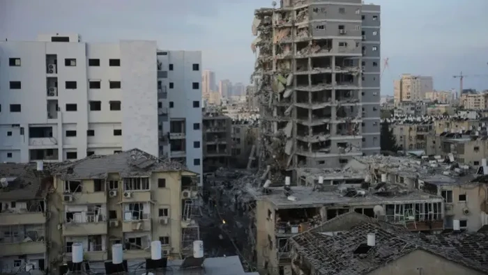 Dampak serangan Iran ke Kota Bam Yat Israel (Ohad Zwigenberg/AP Photo) Dampak serangan Iran ke Kota Bam Yat Israel (Ohad Zwigenberg/AP Photo)