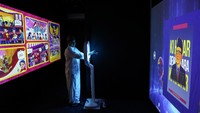 Studio Imersif ini menjadi ruang literasi modern yang menggabungkan teknologi digital, kecerdasan buatan (AI), dan arsip digital dalam satu pengalaman belajar yang interaktif. Tidak hanya menyuguhkan informasi, studio ini juga menghadirkan ruang eksplorasi kreatif yang memungkinkan pengunjung berinteraksi langsung dengan konten sejarah dan budaya secara visual dan audio-visual. ANTARA FOTO/Asprilla Dwi Adha